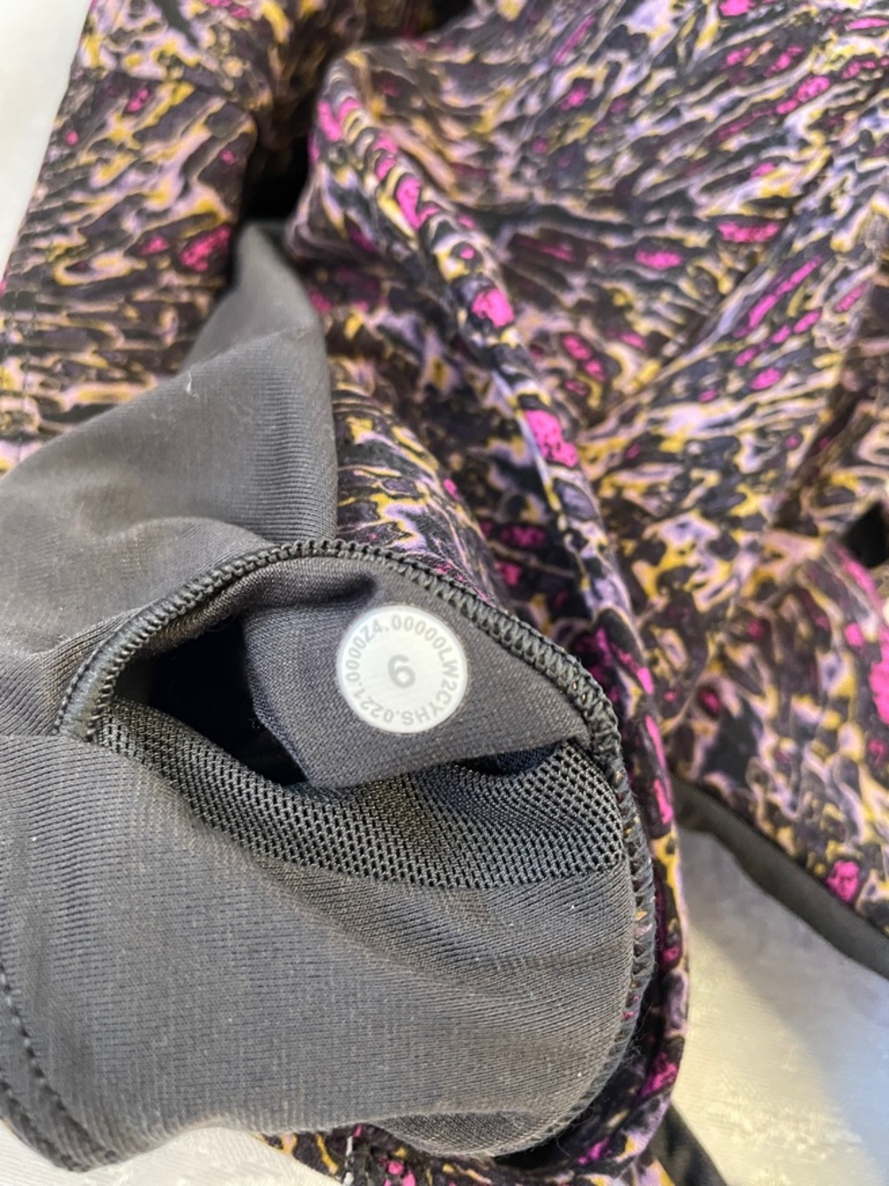 NWOT LuLuLemon Wunder train longline bra in multi-color pattern. Size 6. - Picture 3 of 3